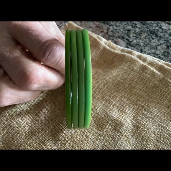 Authentic Vintage Bakelite Apple Green Set of 3 Bangles - Picture 2 of 3